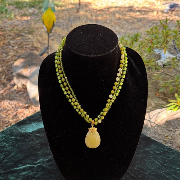 Handmade Jewelry - 🩷 BEAUTIFUL Quartz/Crystalline Green Necklace w/Gold Accents. Size: 19” X 2 1/4”